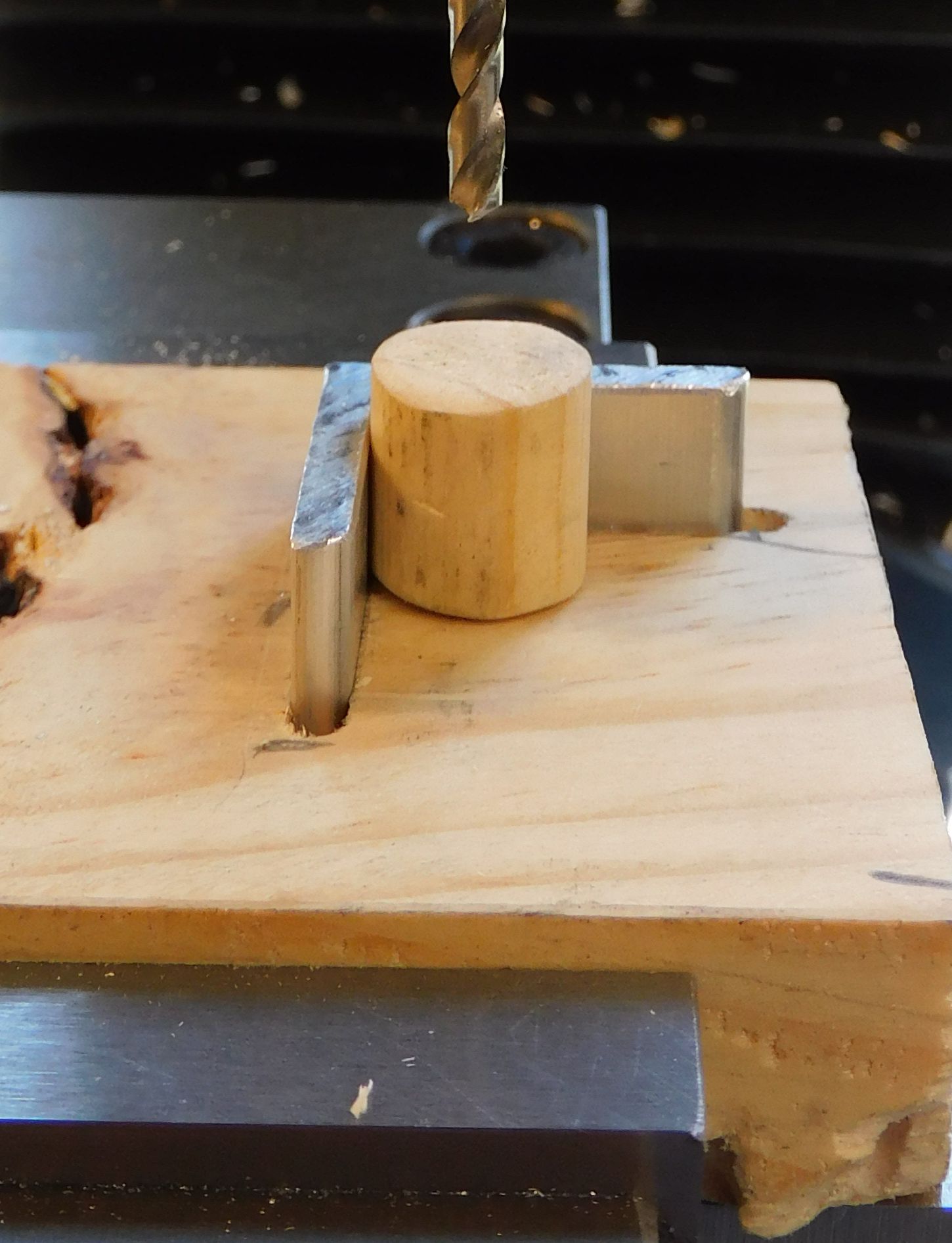 Jig to center drill dowls