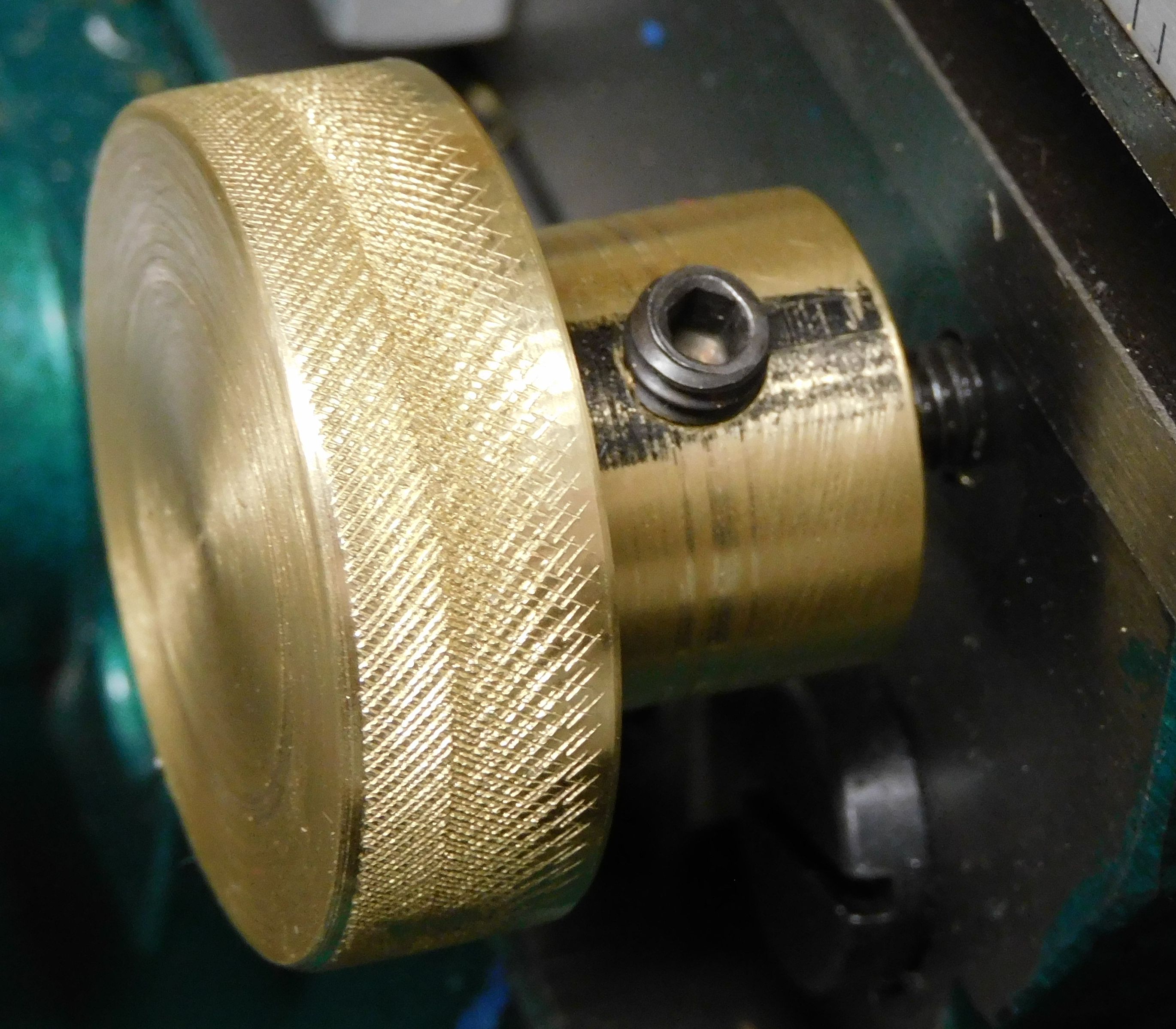 Locking knob with set screw
